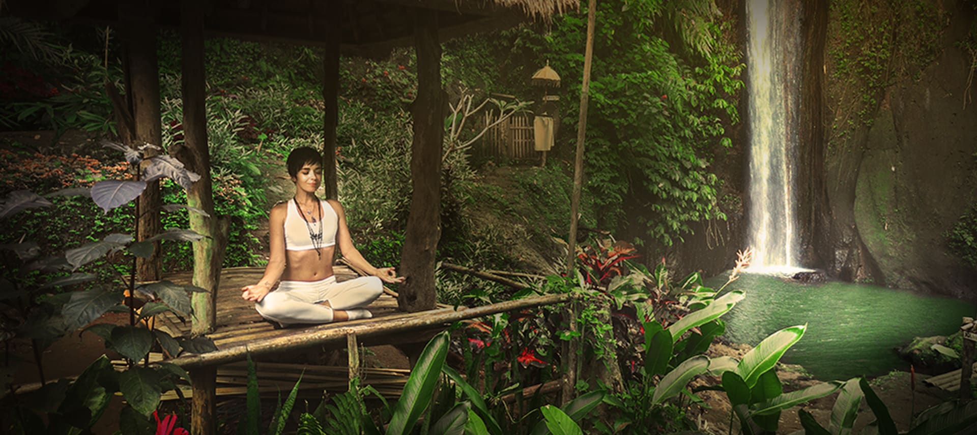 jeune femme en position du lotus meditant dans la jungle près d'une cascade