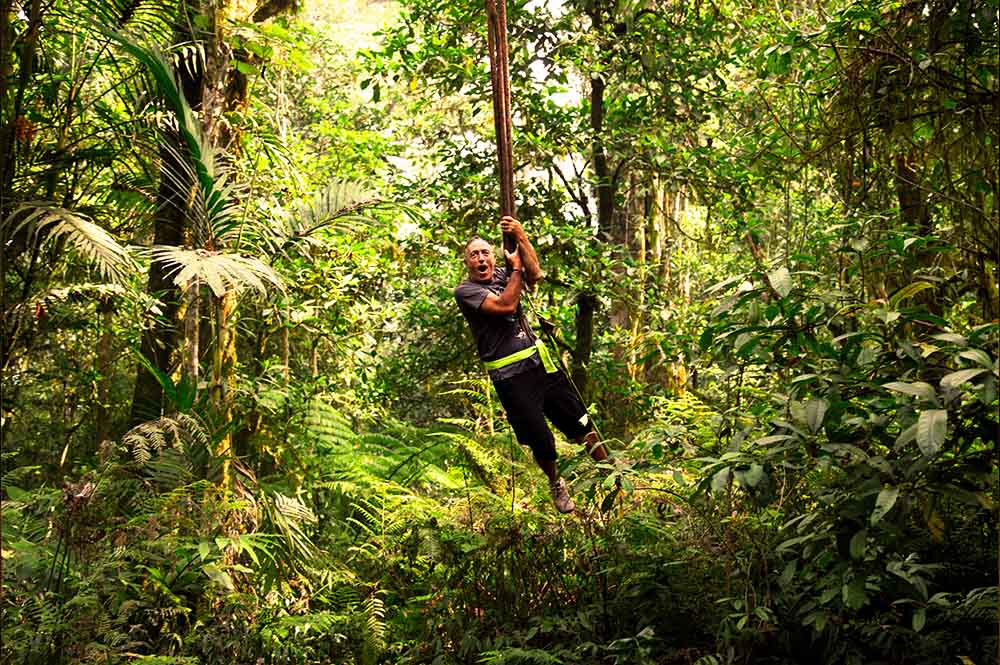 voyageur suspendu a une liane dans la jungle de Tamblingan a Bali