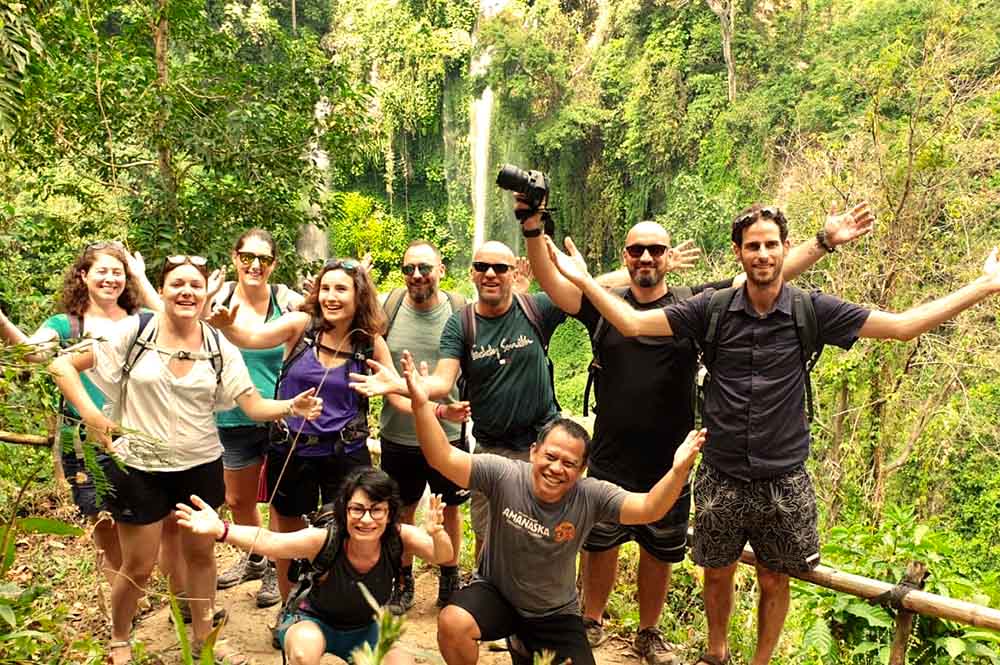 groupe d'ami devant une cascade de Bali