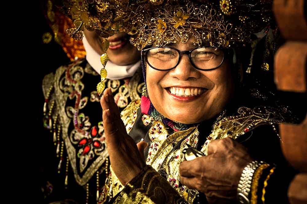 portrait femme Minangkabau en tenue traditionnelle