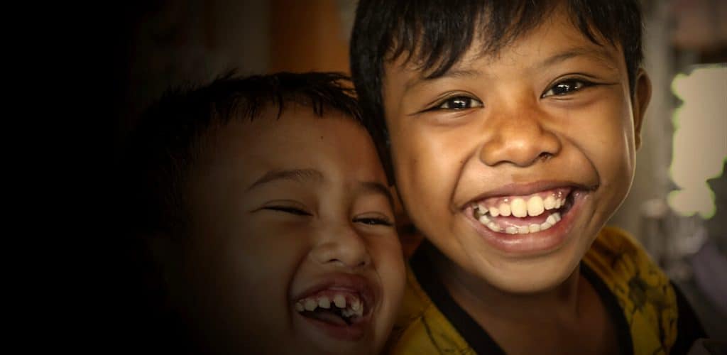portrait de 2 enfants Balinais avec de grands sourire