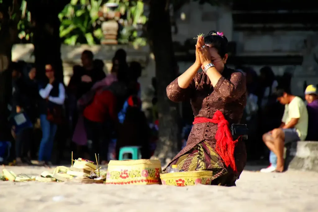 Voyage Bali - femme priant