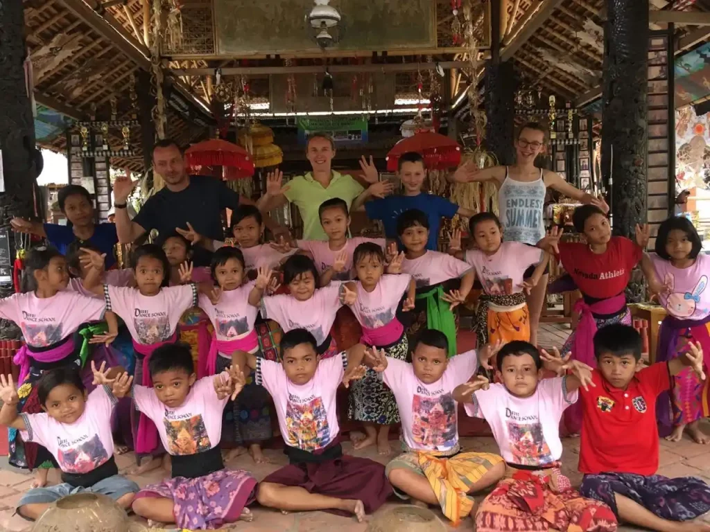 Famille visitant une école à Bali