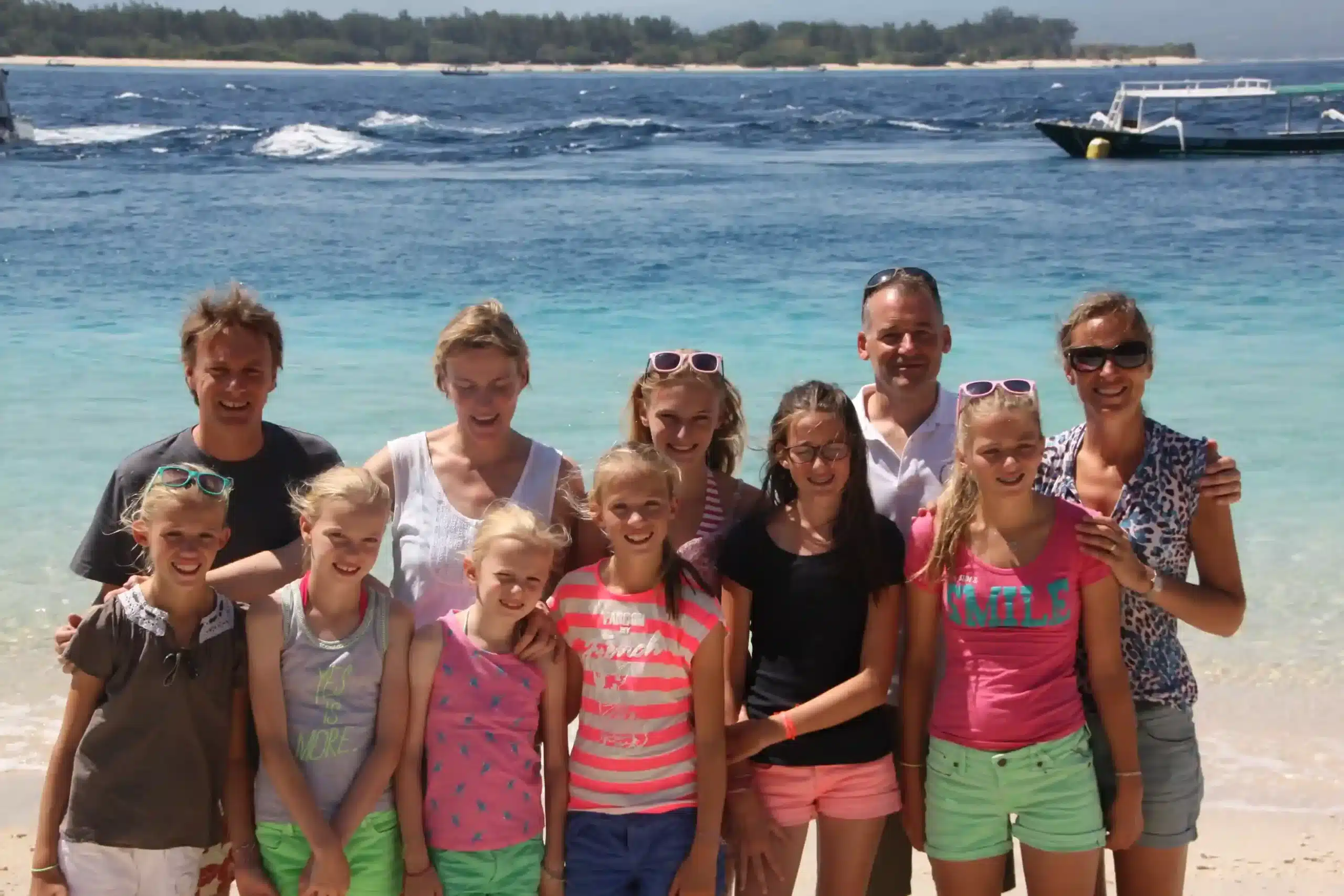 Une famille sur plage balinaise