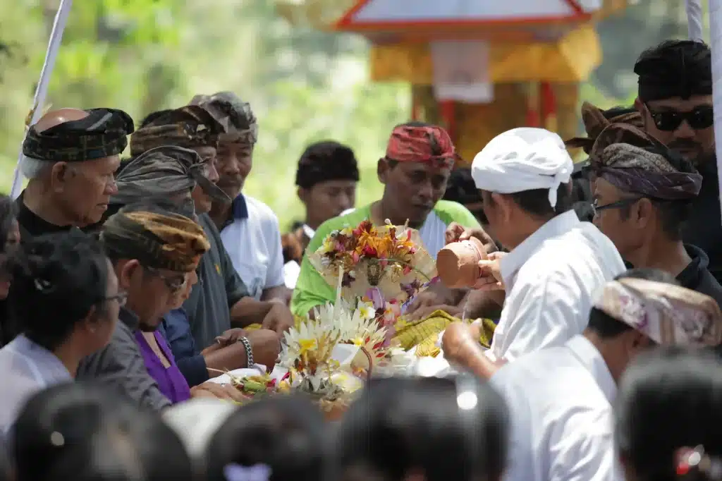 Ceremonie ngaben agence de voyage a bali Amanaska