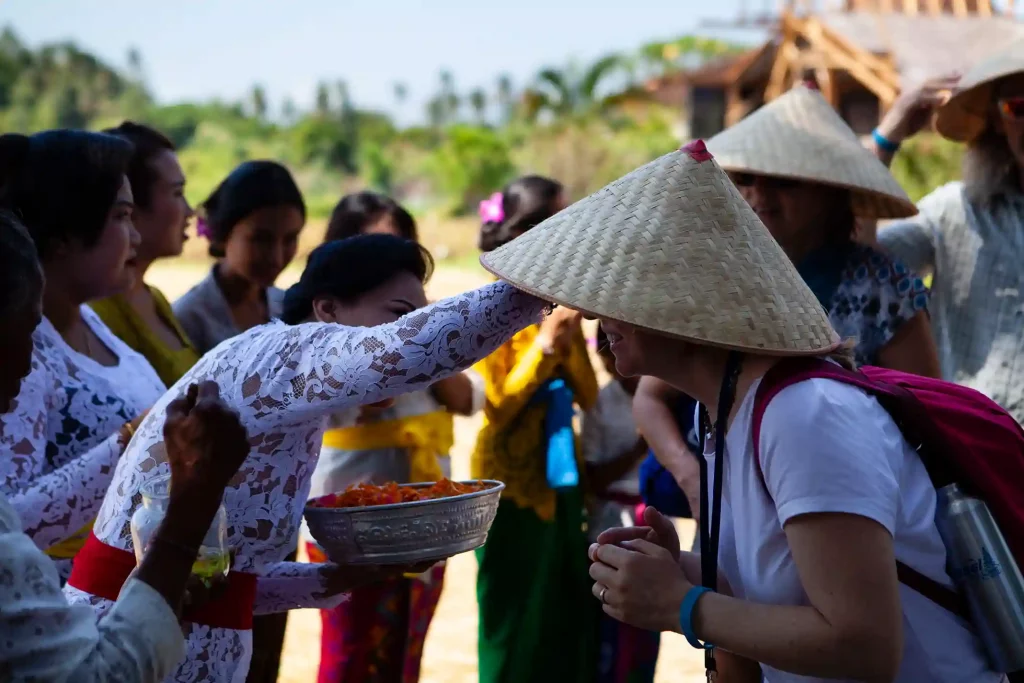 Touriste gentiment attaquée par des singes à Bali Amanaska agence de voyage locale à Bali
